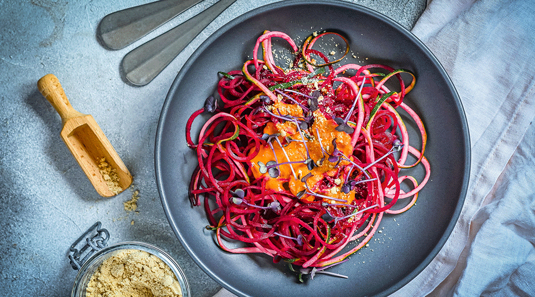 Gemüsespaghetti mit Ajvar und Cashewparmesan — Reformhaus.de