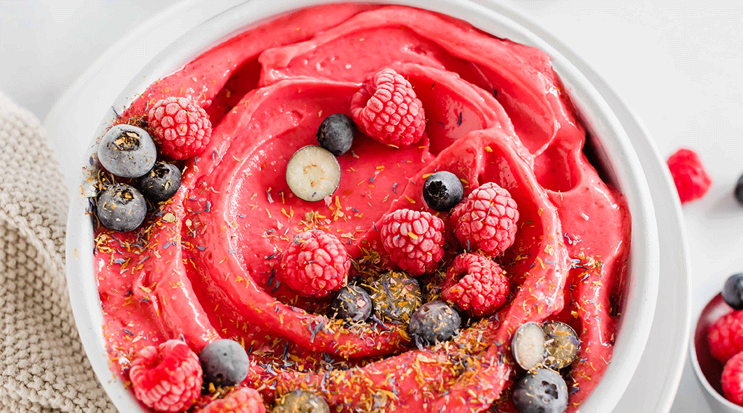 Himbeereis mit Blüten — Reformhaus.de Himbeereis mit Blüten — Reformhaus.de