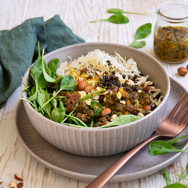 Grüne Vital-Bowl mit Linsen, Sauerkraut und Aprikosen