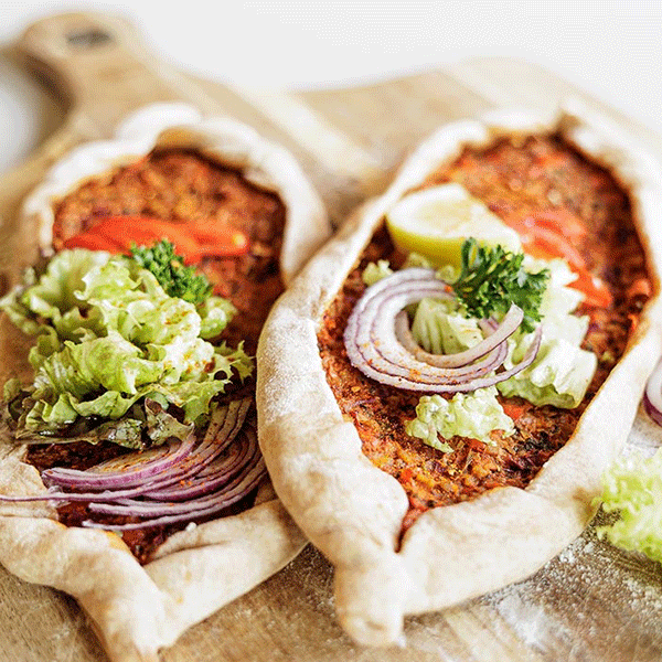 Pide mit Paprika und Walnüssen