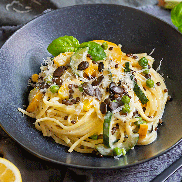 One-Pot-Pasta mit Linsen, Zucchini und Erbsen