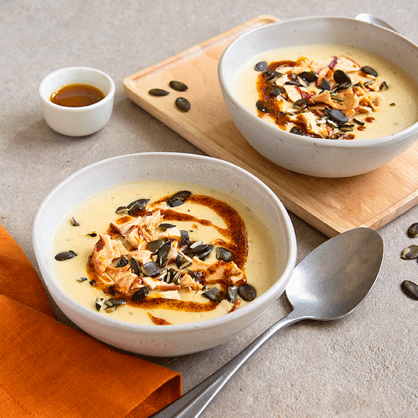 Apfel-Kartoffelsuppe mit Mandelmus und Kürbiskernen