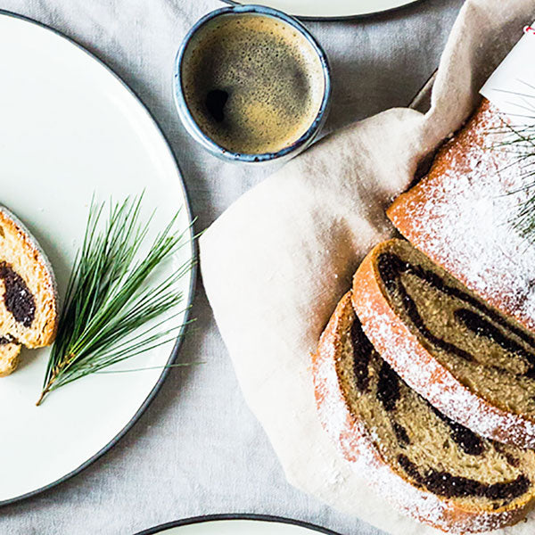 Dinkel-Mohnstollen mit Dattelfüllung