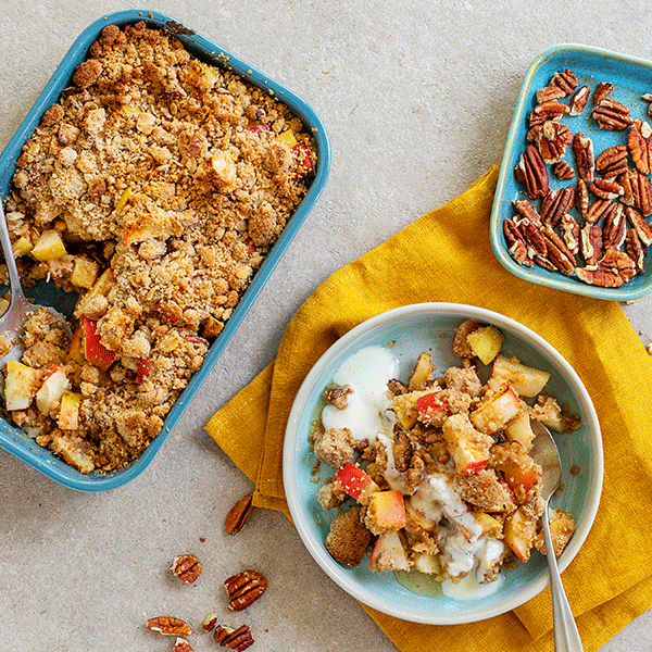 Apfel-Nuss-Crumble mit Joghurt-Vanille-Sauce