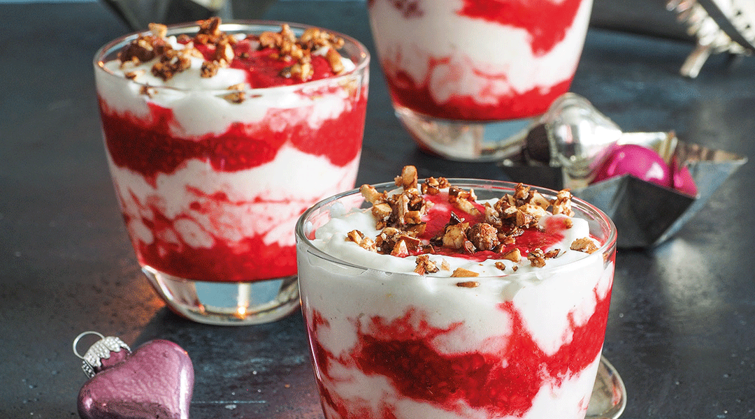 Himbeer-Quarkmousse mit Zimt-Mandelkrokant — Reformhaus.de Himbeer-Quarkmousse mit Zimt-Mandelkrokant — Reformhaus.de