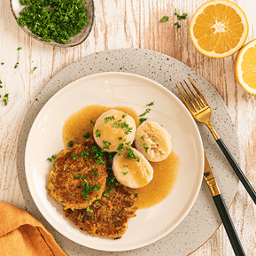 Herzhafte Grünkernbratlinge mit fruchtiger Orangensauce und Knödeln