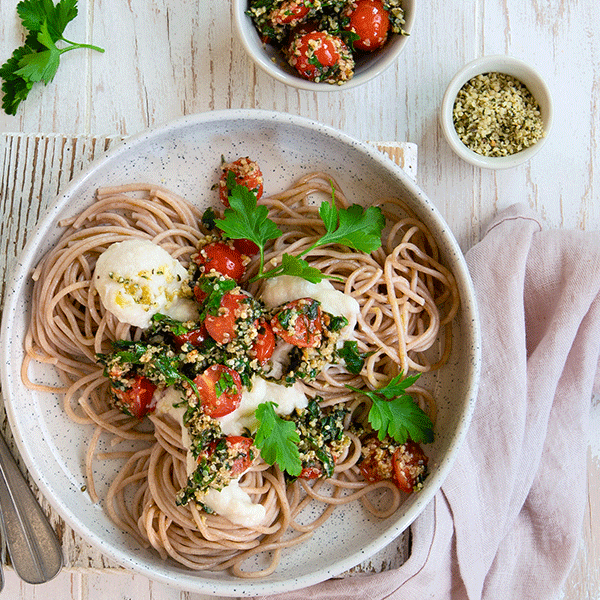 Vegane Pasta mit Blumenkohl-Cashewsauce in einer Bowl mit Besteck