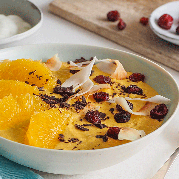 Mango-Müsli-Smoothie-Bowl mit Orangen