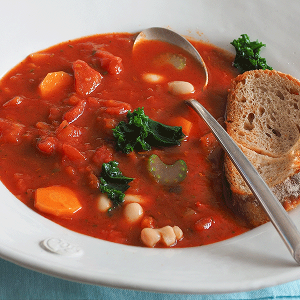 Toskanische Tomatensuppe mit Grünkohl und Parmesan-Ersatz 