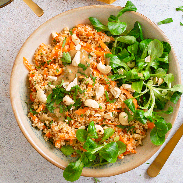 Bunter Salat mit Quinoa und Mariendistel-Kräuter-Vinaigrette