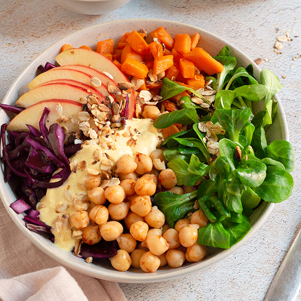 Gute-Laune-Bowl mit Kichererbsen, Rotkohl und Kurkuma-Algenöl-Sauce