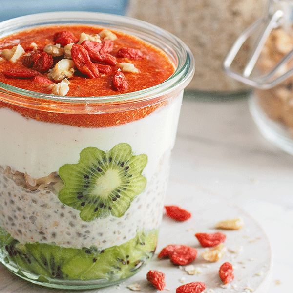 Buchweizen-Overnight-Oats mit Kiwi und Gojibeeren-Topping