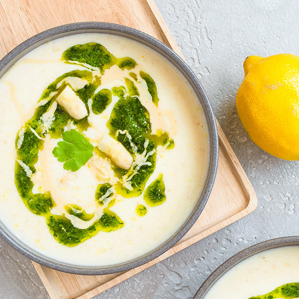 Cremige Spargel-Kartoffel-Suppe mit Mandelmus und Petersilien-Zitronen-Öl 