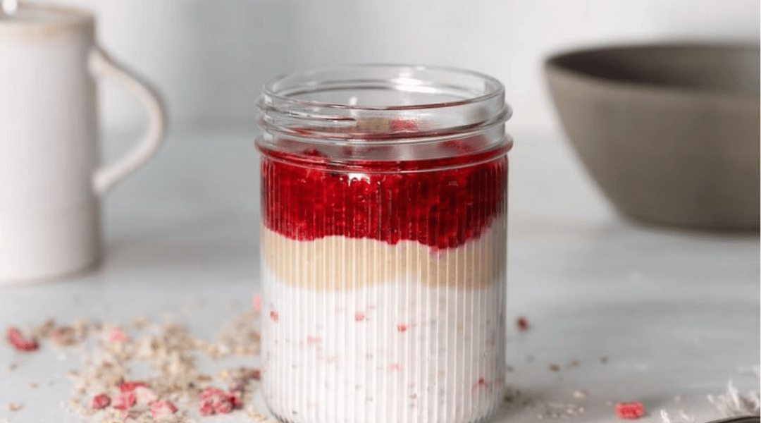 Fruchtiges Zimt-Vanille Beeren Porridge mit Dattel-Karamell — Reformhaus.de