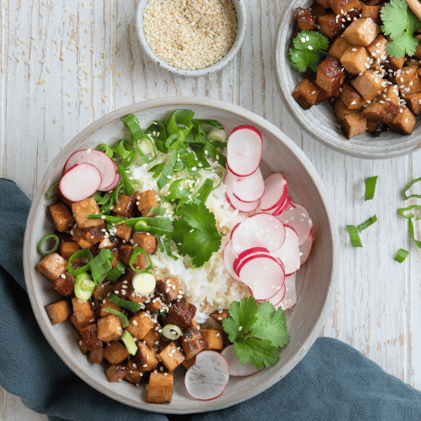 Reisbowl mit Radieschen und mariniertem Tofu