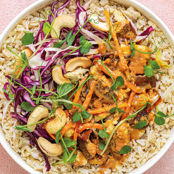 Naturreis-Bowl mit fermentiertem Tofu und Cashewkernen