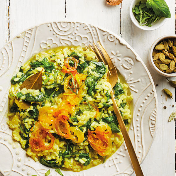 Basilikum-Spinat-Risotto mit Kurkuma-Zwiebeln
