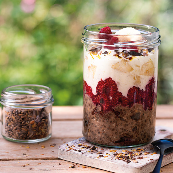 Schoko-Glücksbowl im Glas mit Himbeeren und Bananen-Quarkcreme