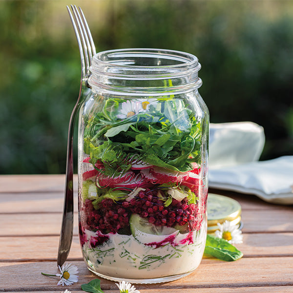 Mason Jar Frühlingssalat mit Pink-Buchweizen und cremigem Zitronen-Joghurt-Dressing