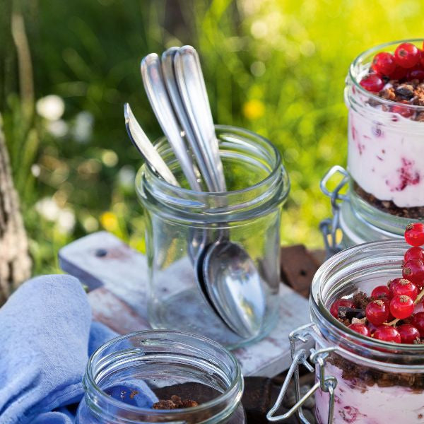 Ricotta-Skyr Cheesecake im Glas mit Johannisbeeren 