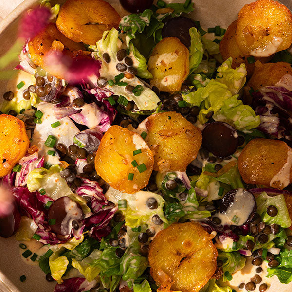 Fruchtiger Bratkartoffel-Linsen-Salat mit cremigem Hagebutten-Joghurt-Dressing