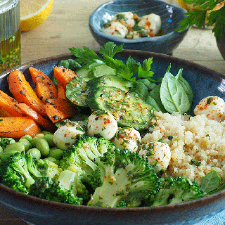 Grüne Salatbowl mit Quinoa