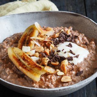 Kakao-Zimt-Porridge mit gebratenen Bananen und Erdnuss-Honig-Topping