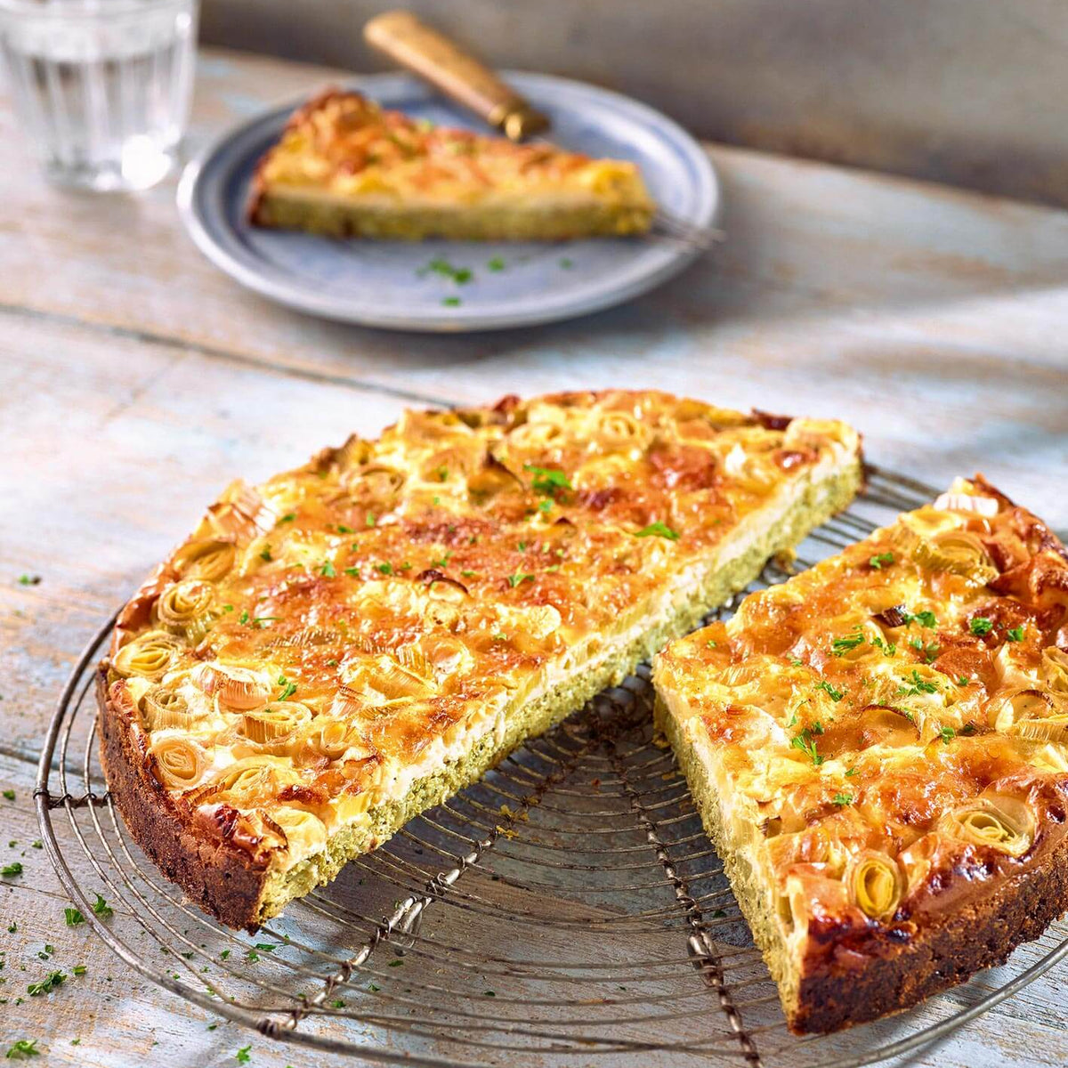 Lauchkuchen mit Brokkoliboden — Reformhaus.de Lauchkuchen mit Brokkoliboden — Reformhaus.de