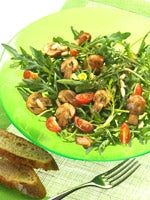 Rucola-Salat mit honig-glasierten Champignons