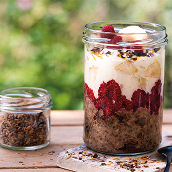 Schoko-Glücksbowl im Glas mit Himbeeren und Bananen-Quarkcreme