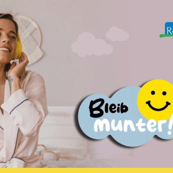 Lächelnde Frau im Pyjama mit gelben Kopfhörern plus Motto "Bleib munter!"
