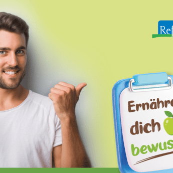 Junger Mann mit Apfel in der Hand zeigt auf Motto "Ernähre dich bewusst"