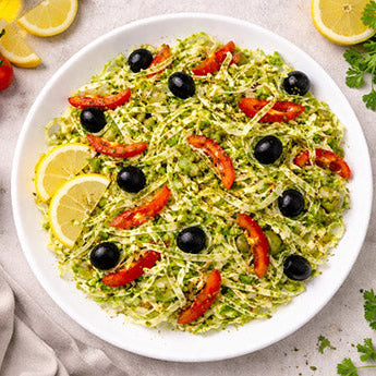 Leichter Rohkost-Salat mit Spitzkohl und Pesto