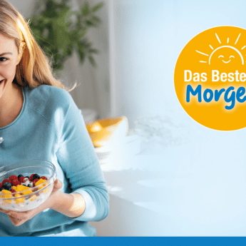 Blonde, lächelnde Frau mit einer Müslischale in der Hand und Aktions-Logo "Das Beste am Morgen!"