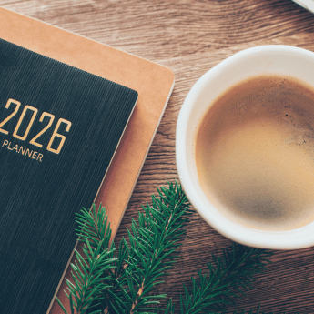 Kalender 2026 und eine Tasse Kaffee daneben