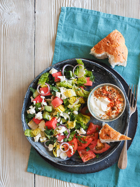 Melonen-Gurken-Römersalat mit Joghurt-Dukkah-Dip und Fladenbrot ... Melonen-Gurken-Römersalat mit Joghurt-Dukkah-Dip und Fladenbrot ...