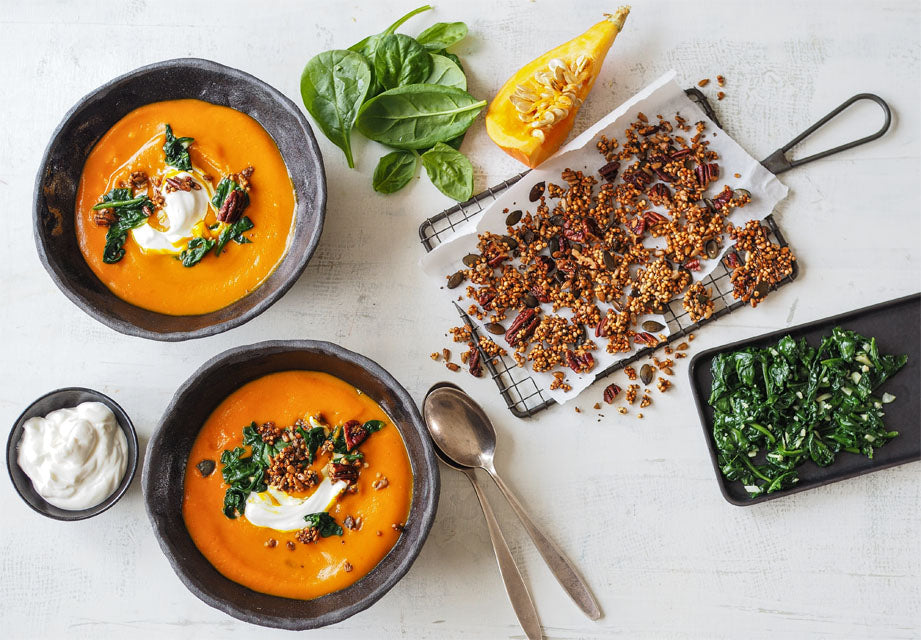 Kürbis-Süßkartoffelsuppe mit pikantem Granola-Topping — Reformhaus.de