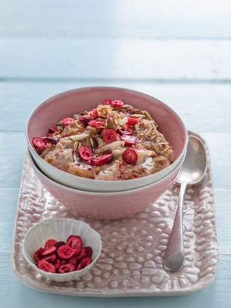 Fruchtiges BanApfel-Porridge mit gefriergetrockneten Cranberries