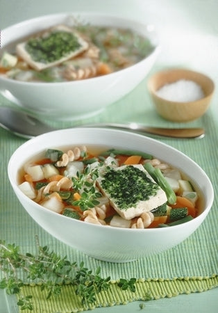 Knackige Gemüsesuppe mit Tofu und grünen Bohnen