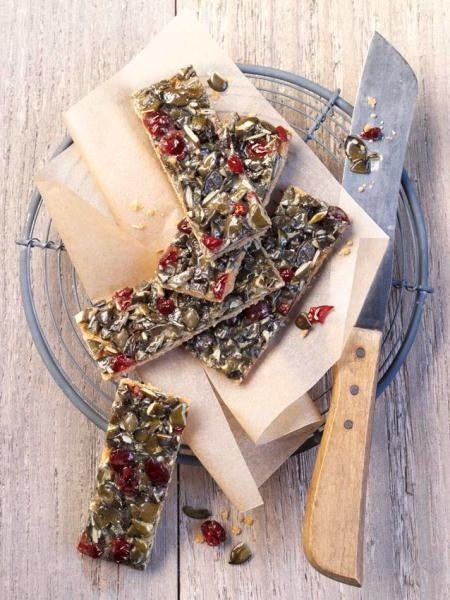 Kürbiskern-Knacker mit Cranberries — Reformhaus.de Kürbiskern-Knacker mit Cranberries — Reformhaus.de