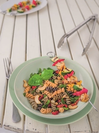 Mediterraner Linsen-Spirelli-Salat mit gegrillten Gemüsespießen