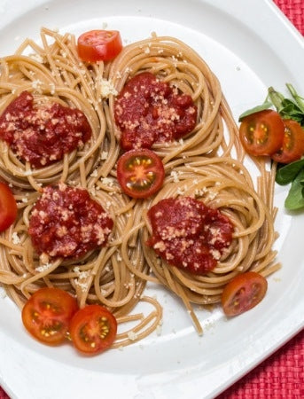 Spaghettini Nester mit Aronia Pinienkern Pesto