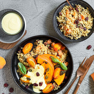 Gebackener Kürbis auf Bulgur-Cranberry-Mix und Joghurt-Kurkuma-Dip