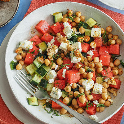 Melonen-Feta-Salat mit marinierten Kichererbsen und honig-karamellisierten Walnusskernen