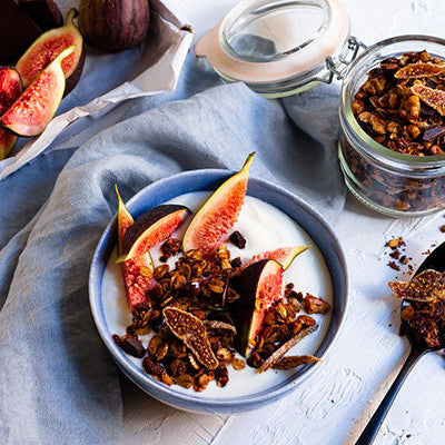 Knuspriges Schoko-Granola mit Walnüssen, Feigen und Weizenkeimen