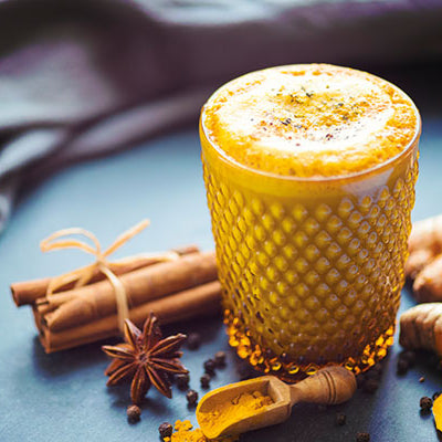 Goldene Milch mit Kurkuma, Zimt, Ingwer und Anis dekoriert