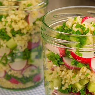 Bulgur-Salat mit Radieschen, Gurke und Schnittlauch