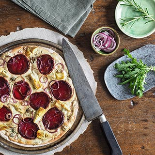 Rustikale vegane Pizza bianca mit Rote Bete und Artischocken
