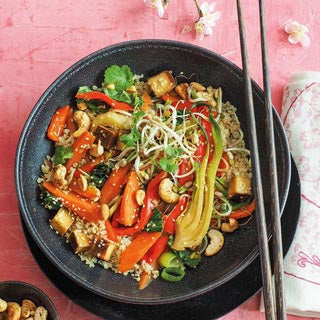 Gemüse-Wok mit Mungbohnensprossen, Quinoa und würzigem Nuss-Topping