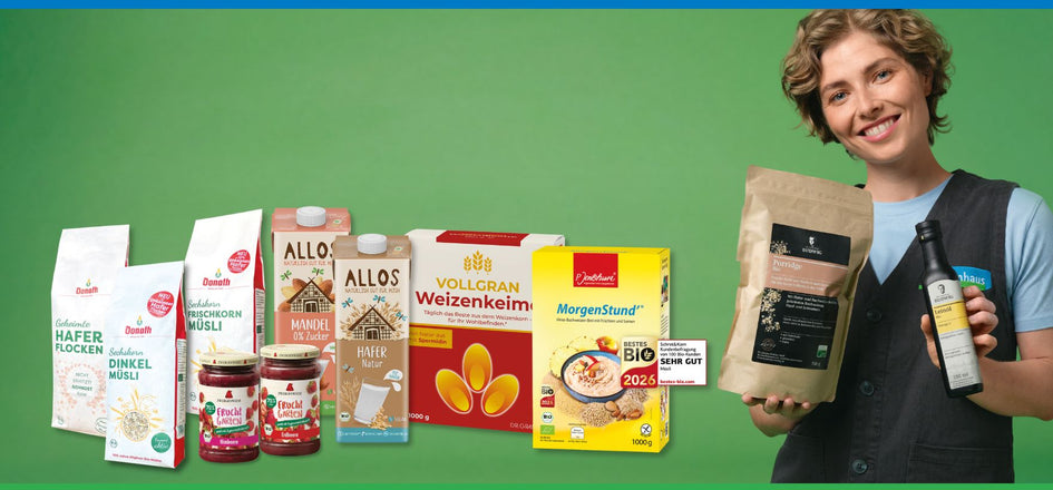 Reformhaus-Fachverkäuferin präsentiert Lieblingsprodukte im August